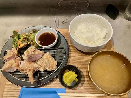 唐揚げ定食：日本の定番ランチ 唐揚げ,定食,和食の写真素材