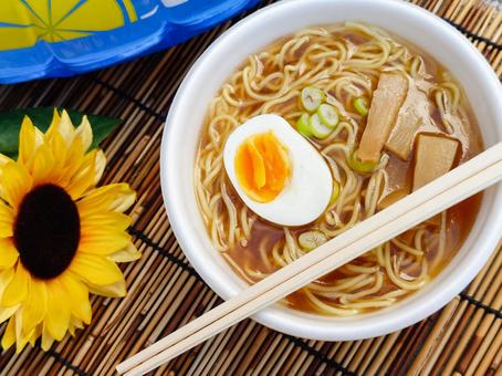 夏の外で食べる系ラーメン2 夏の外で食べる系ラーメン2 ラーメン,屋台,海の家の写真素材