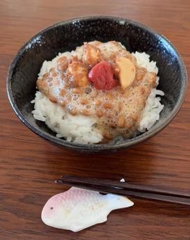 こまち飯に納豆と梅大蒜とかつお梅の茶碗飯 こまち飯に納豆と梅大蒜とかつお梅の茶碗飯の写真