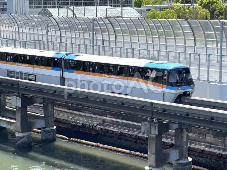 京浜運河の上を走行する東京モノレール 東京モノレール,モノレール,東京モノレール羽田空港線の写真素材