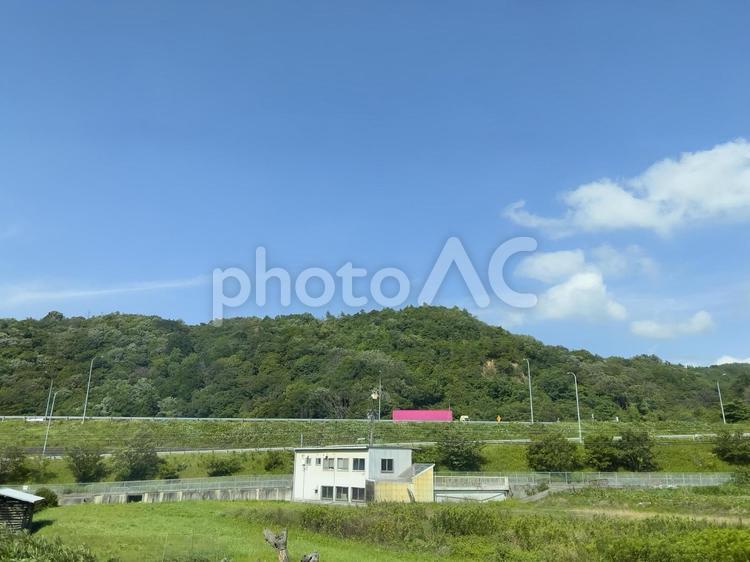 田舎の町と山 青空,スカイ,ブルーの写真素材