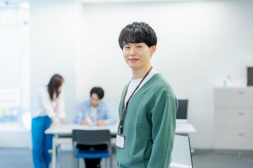 オフィスで働くビジネスパーソン ビジネスマン,笑顔,若いの写真素材