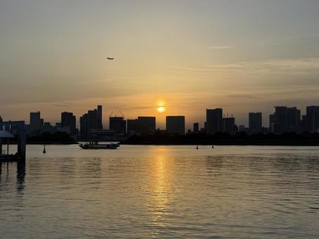 夕暮れのお台場から見た東京の景色 夕暮れのお台場から見た東京の景色 東京,お台場,東京湾の写真素材