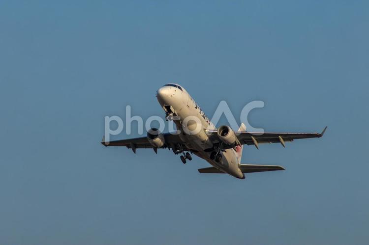 光と影が交差する空港の昼 福岡空港,昼,空港の写真素材