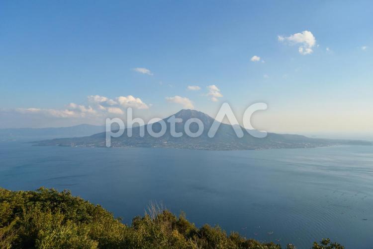 鹿児島県の海（錦江湾）と桜島の眺め 鹿児島県,桜島,山の写真素材