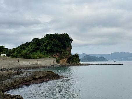 山口県彦島 竹ノ子島の磯辺 山口県彦島 竹ノ子島の磯辺 瀬戸内海,関門海峡,雲の写真素材