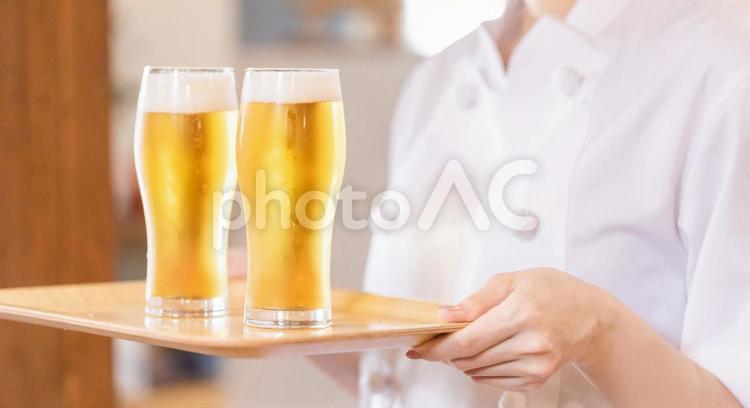 グラスの生ビールを持つ女性シェフ・調理師 ビール,生ビール,居酒屋の写真素材