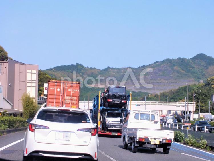 街並みを走る運送業のトラック コンテナ輸送車,コンテナ,コンテナ輸送の写真素材