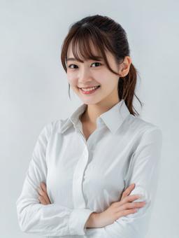 白いブラウス姿のビジネスウーマン 白いブラウス姿のビジネスウーマンの写真