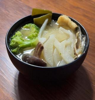 ブロッコリー等野菜と昆布等の具沢山みそ汁 具沢山みそ汁,具だくさんみそ汁,ブロッコリーの写真素材