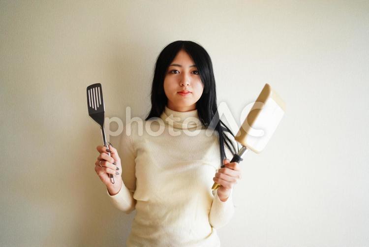 料理のイメージ/調理器具を持つ女性 20代,屋内,女性の写真素材