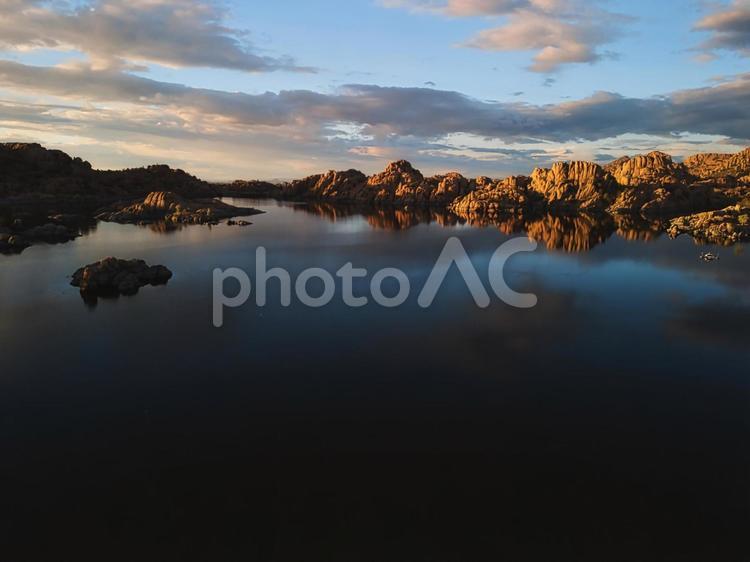 アリゾナの湖と雲 アリゾナ,プレスコット,ワトソンの写真素材