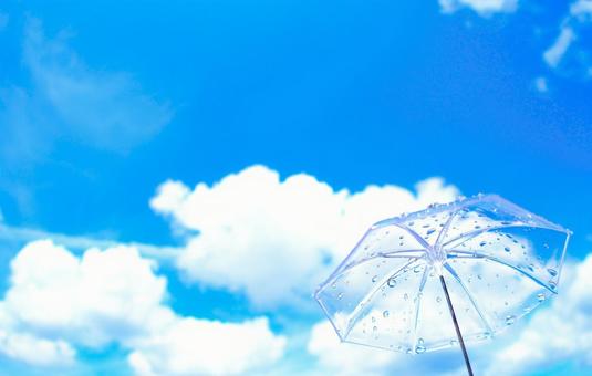 雨上がりで傘の雨粒が光るイメージ素材 雨上がりで傘の雨粒が光るイメージ素材 雨,入道雲,ブルースカイの写真素材