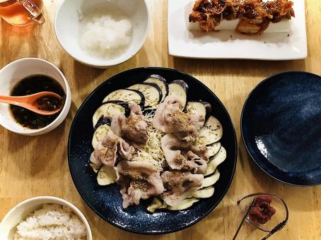 なすと豚肉の冷しゃぶサラダ(真上) なすと豚肉の冷しゃぶサラダ(真上) ナス,豚肉,冷しゃぶの写真素材