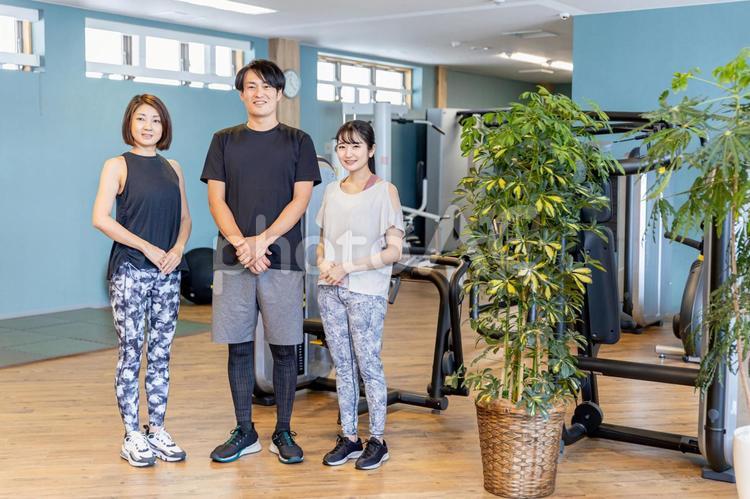 スポーツジムのインストラクター（3人） インストラクター,スポーツジム,トレーナーの写真素材