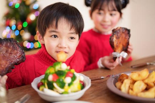 チキンを持つ赤い服の子供たち チキンを持つ赤い服の子供たち 男女,クリスマス,料理の写真素材