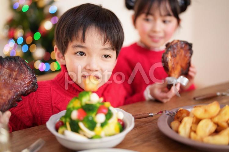 チキンを持つ赤い服の子供たち 男女,クリスマス,料理の写真素材