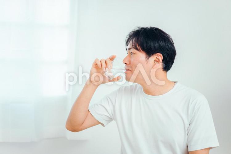 水・白湯を飲む男性（笑顔） 水,白湯,飲むの写真素材