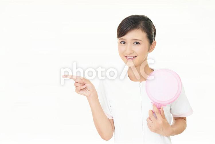 指示する笑顔のエステティシャン 女性,女,エステティシャンの写真素材