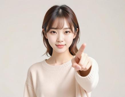 正面を指差す女性 正面を指差す女性の写真