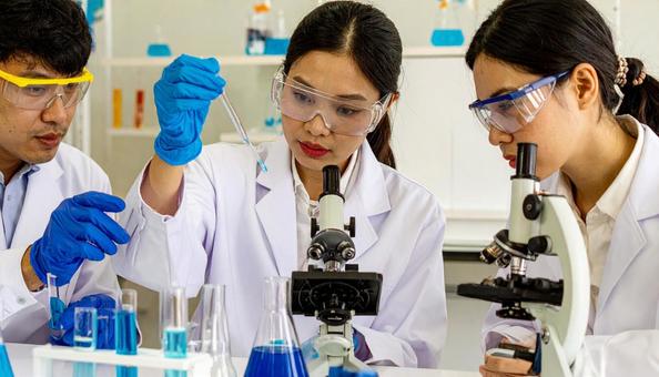 研究所で実験をする女性の研究者 研究所で実験をする女性の研究者の写真
