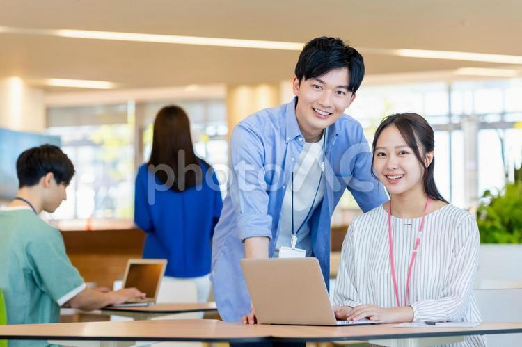 オフィスで働く若いエンジニア オフィス,エンジニア,ビジネスの写真素材