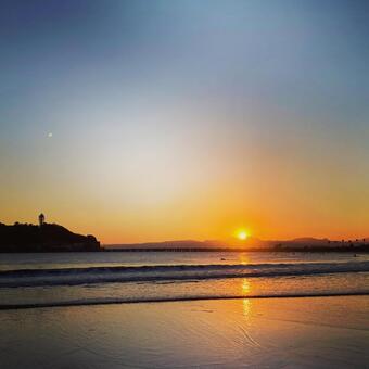 江の島を望む海辺のサンセットと波の反射 夕暮れ,サンセット,海の写真素材