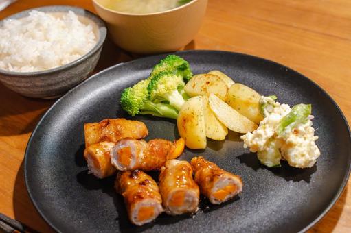 にんじん肉巻きの夕食 にんじん肉巻きの夕食 肉巻き,にんじん巻き,夕食の写真素材