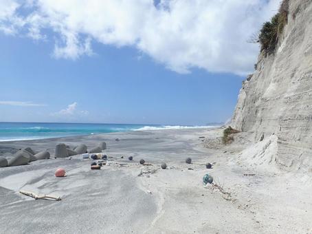 新島のシロママ断層の写真