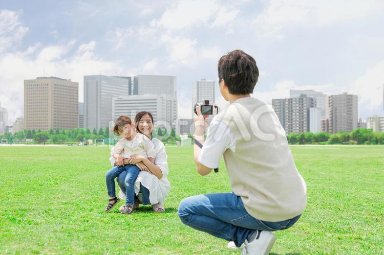 カメラで撮影をする親子 人物,家族,子供の写真素材
