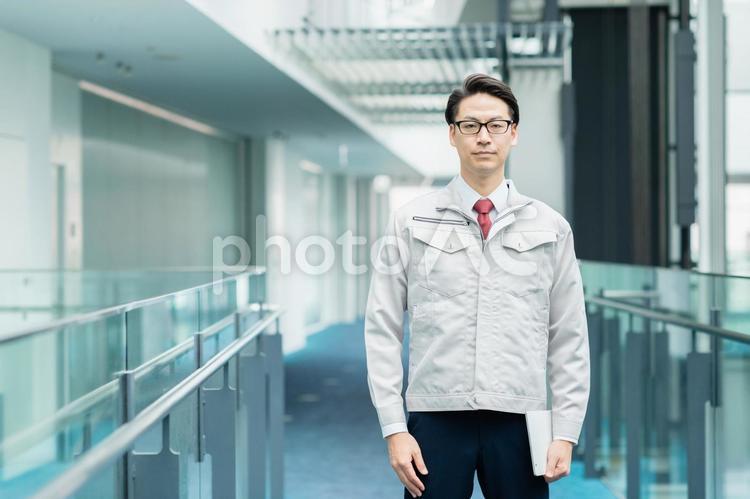 オフィスで働く男性エンジニア 男性,ビジネス,ビジネスマンの写真素材
