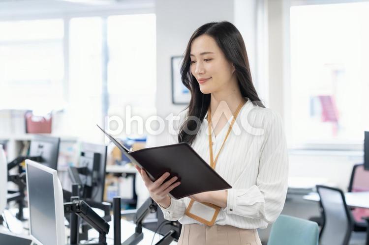 オフィスカジュアルの若い女性エンジニア ビジネス,エンジニア,女性の写真素材