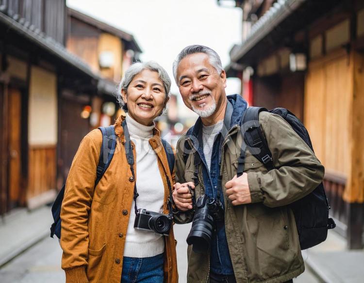 カメラを持って旅するシニア夫婦 旅行,観光,シニアの写真素材