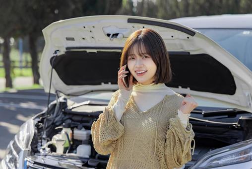 自動車　故障　保険会社　電話　連絡　解決 女性,自動車,車の写真素材