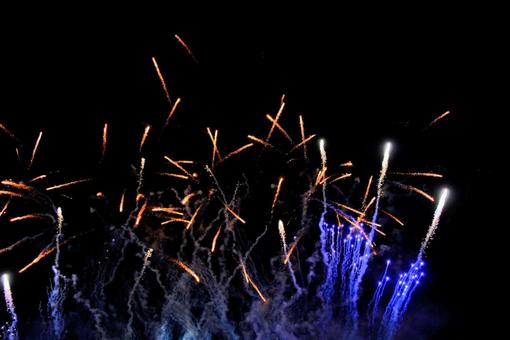 夜空を彩る美しい打ち上げ花火 夜空を彩る美しい打ち上げ花火の写真