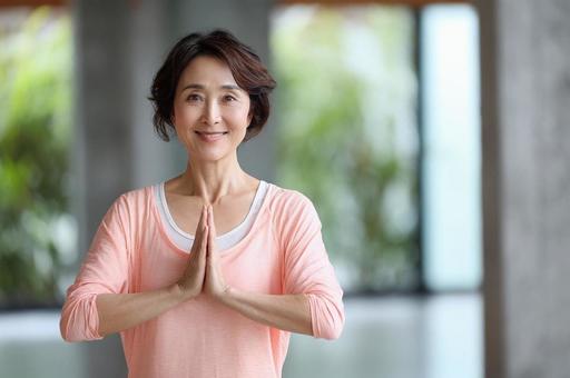 ヨガスタジオのシニア女性-6の写真