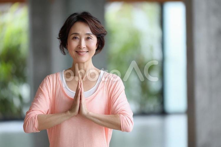 ヨガスタジオのシニア女性-6 ヨガ,女性,ヨガ教室の写真素材
