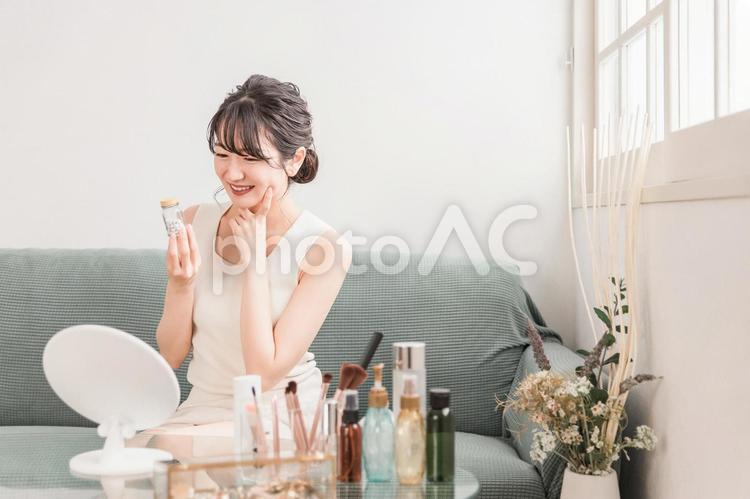 薬・サプリメントの瓶を持つアジア人女性 サプリメント,女性,薬の写真素材