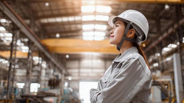 工場で働く女性技術者の写真