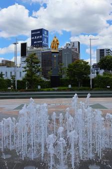 JR岐阜駅前の金色の織田信長像と噴水 JR岐阜駅前の金色の織田信長像と噴水 噴水,水,織田信長の写真素材