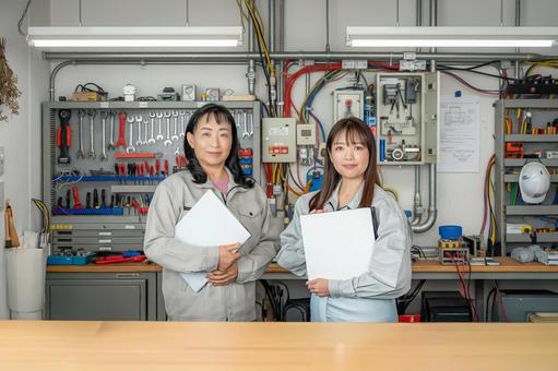 技術系女性ワーカー 技術系女性ワーカー 配電盤,作業員,女性作業員の写真素材