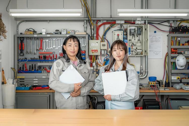 技術系女性ワーカー 配電盤,作業員,女性作業員の写真素材