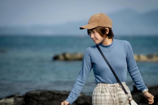 ＜素材＞秋の海を散策する笑顔の女性 女性,笑顔,海の写真素材