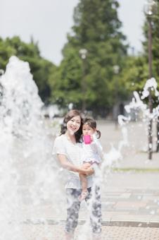 親子 ポートレート 噴水 親子 ポートレート 噴水 の写真