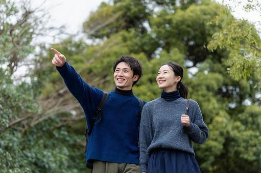 同じ方向を向く笑顔の二人 同じ方向を向く笑顔の二人の写真
