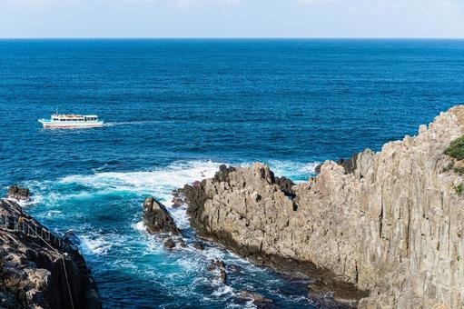 東尋坊 日本海にそびえる断崖と荒波の絶景 東尋坊 日本海にそびえる断崖と荒波の絶景の写真