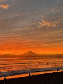 夕陽に赤く染まる富士山と海(縦) 夕陽に赤く染まる富士山と海(縦) 富士山,海岸,海の写真素材