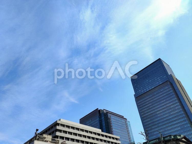 オフィス街と青い空 オフィス街,青空,空の写真素材