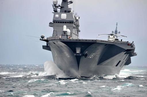 荒波をゆく護衛艦「ひゅうが」 荒波をゆく護衛艦「ひゅうが」 護衛艦,ヘリコプター搭載,日向の写真素材