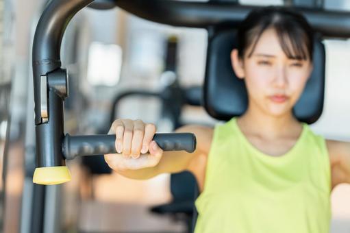 ジムでトレーニングする若い女性 ジム,トレーニング,筋トレの写真素材